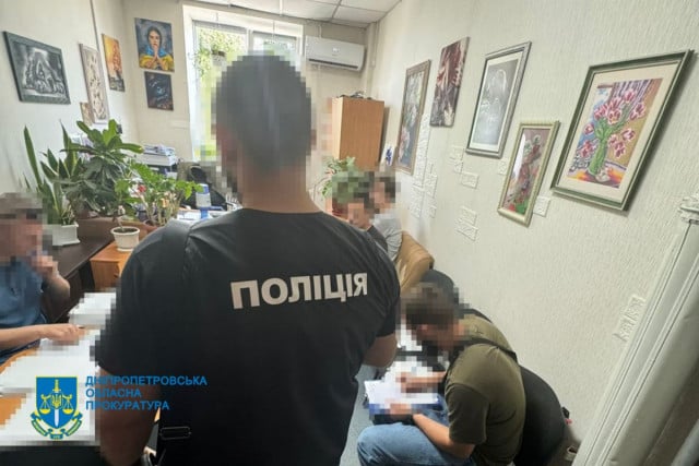 Растратили почти 6 миллионов гривен: задержали чиновников и предпринимателей Днепра