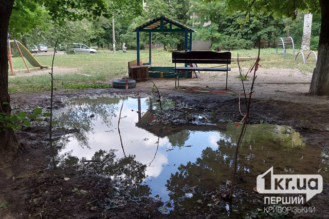 У Саксаганському районі Кривого Рогу втретє прорвало трубу після її полагодження за 2 місяці