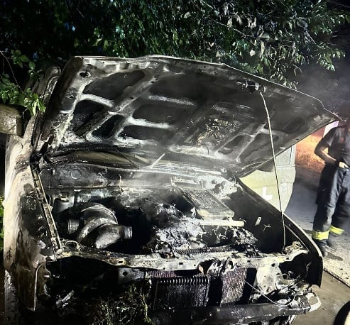 У Дніпрі невідомі підпалили автівку військового