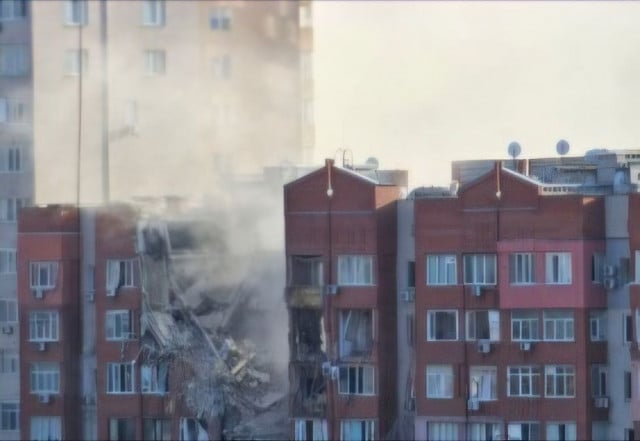 Армия РФ попала ракетой по девятиэтажке в Днепре: есть раненые