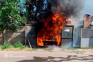 В Кривом Роге горел гараж с автомобилем внутри