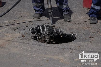 На проспекте Центральном Кривого Рога образовалась дыра на проезжей части