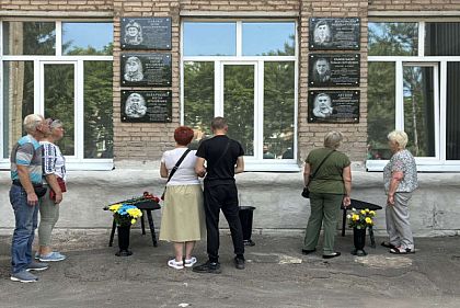В Криворожской гимназии №42 открыли 3 мемориальные доски павшим Героям