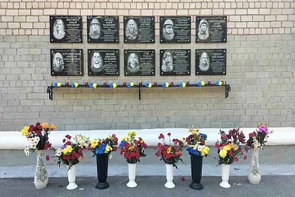 В криворожской гимназии №102 открыли 10 мемориальных досок павшим Героям