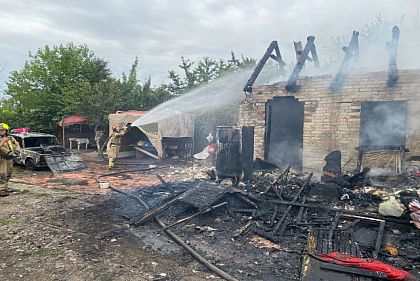 В Кривом Роге горел дом и автомобиль