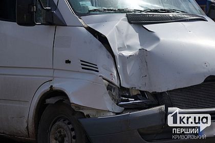 В Кривом Роге микроавтобус столкнулся с троллейбусом