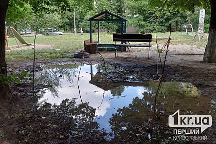 В Саксаганском районе Кривого Рога в третий раз прорвало трубу после ее починки за 2 месяца