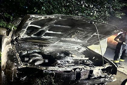 В Днепре неизвестные подожгли машину военного