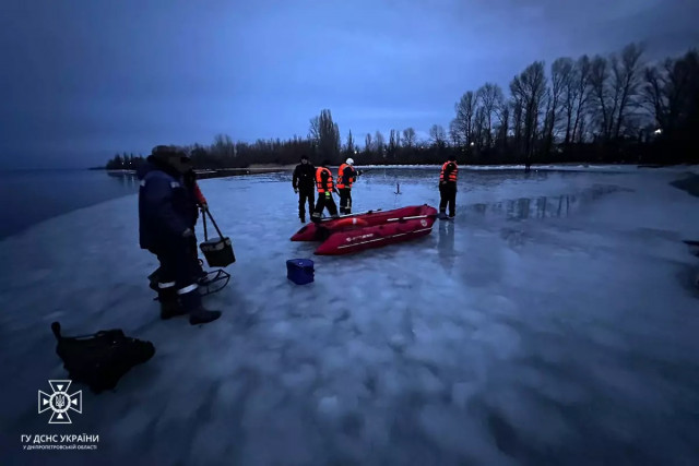 На Днепропетровщине 6 рыбаков дрейфовали на льду посреди реки