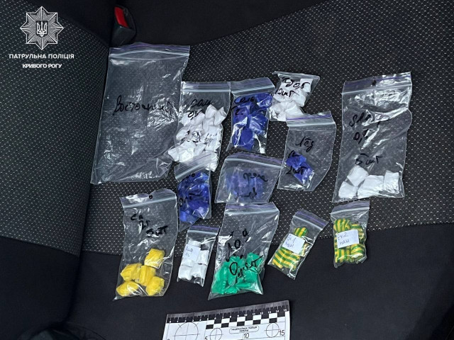 Патрульные Кривого Рога обнаружили 180 фрагментов с веществами, похожими на наркотические
