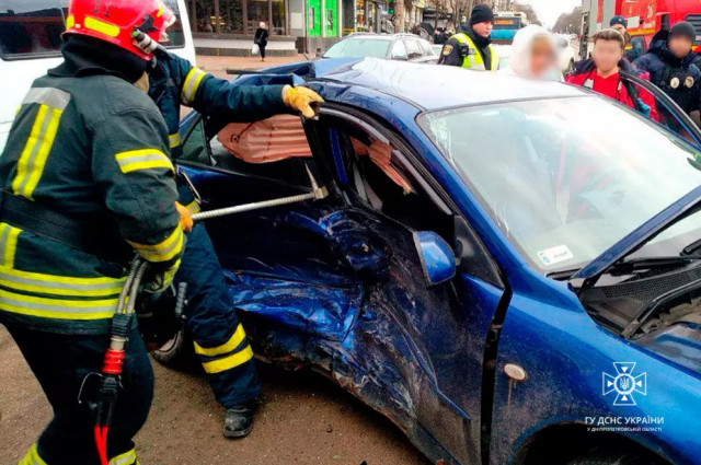В Кривом Роге спасатели достали из поврежденного автомобиля травмированную девочку
