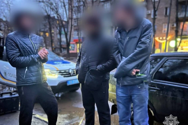В Кривом Роге патрульные задержали троих мужчин за разбойное нападение