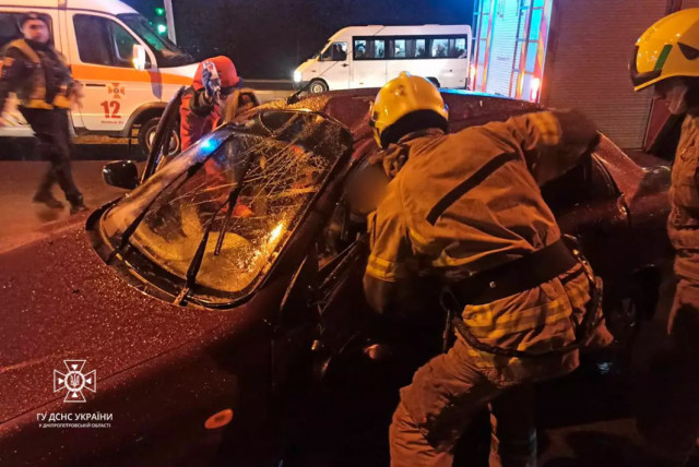 Спасатели Кривого Рога деблокировали травмированного водителя из поврежденной машины