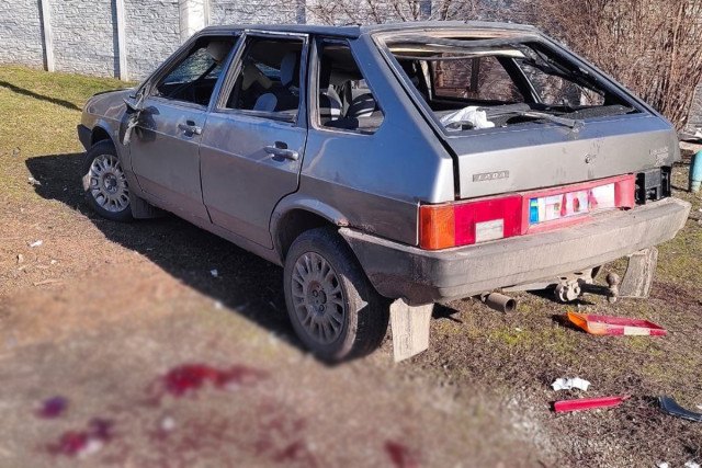 На Нікопольщині російський безпілотник влучив у авто — пасажири у важкому стані