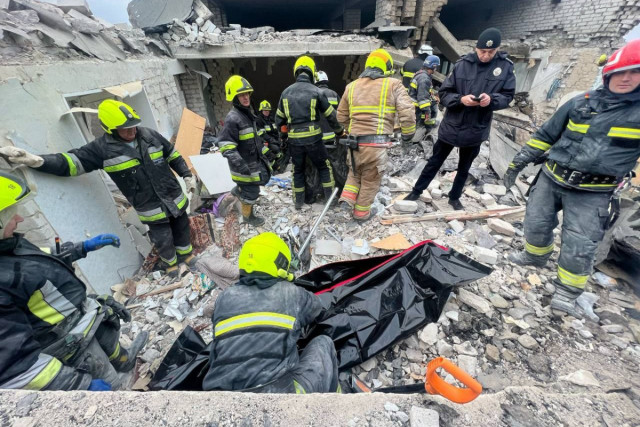 В Днепре из-под завалов разрушенной многоэтажки достали тело мужчины
