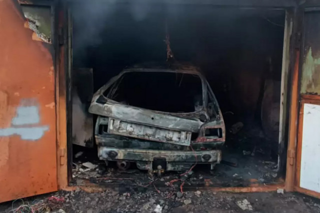 В Кривом Роге горел гараж с автомобилем
