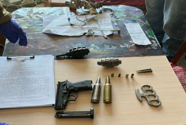 Переробляли та збували зброю: поліція Кривого Рогу викрила двох підозрюваних