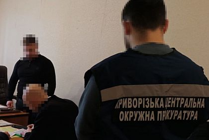 Будут судить двух криворожских чиновников по подозрению в растрате при закупке аптечек для военных