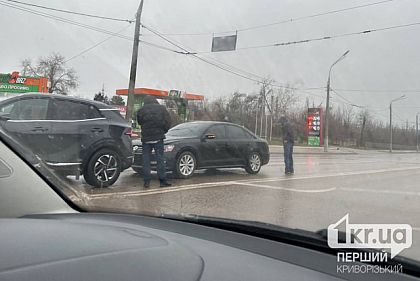 У Кривому Розі зіштовхнулися дві автівки: що відомо