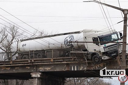 В Кривом Роге фура влетела в забор на мосту, водитель погиб
