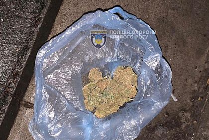 У криворожанина, который распивал спиртные напитки в общественном месте, обнаружили запрещенное вещество