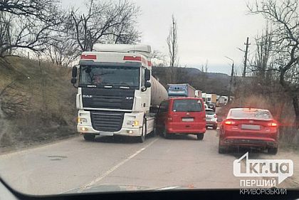 ДТП у Кривому Розі: зіштовхнулася автівка з фурою