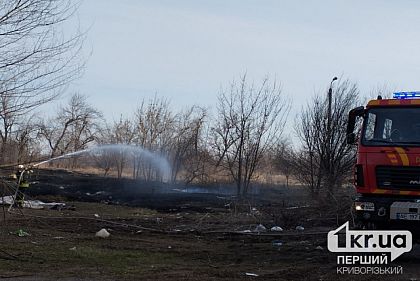 В спальном районе Кривого Рога горит пустырь