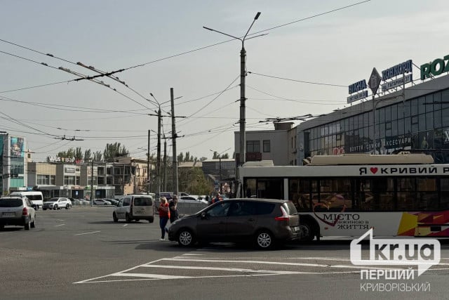 На кільці 95 кварталу Кривого Рогу зіштовхнулись автівка з тролейбусом