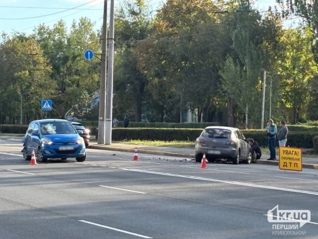 В Кривом Роге неподалеку от цветочных часов столкнулись две машины