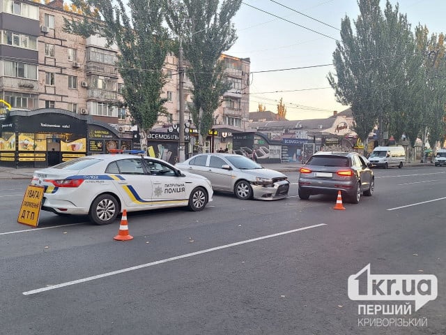 На проспекте Металлургов Кривого Рога возле остановки общественного транспорта произошла авария