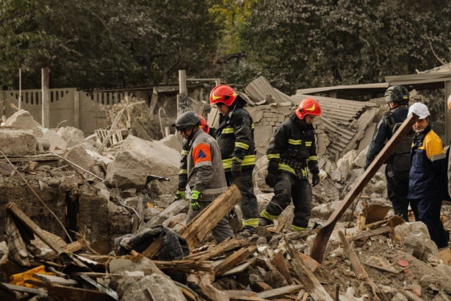 На місці ракетного удару у Дніпрі завершили пошуково-рятувальну операцію