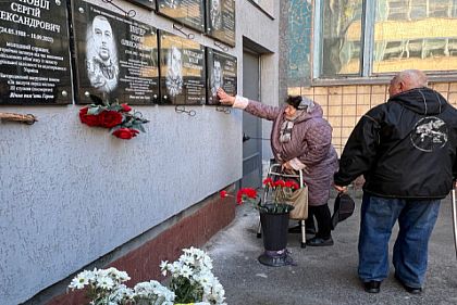 На фасаде криворожской гимназии № 87 открыли мемориальную доску Александру Соколу