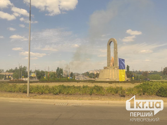 В Кривом Роге масштабный пожар — горит сухая трава