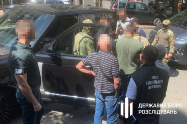 ДБР затримало співробітницю Мін’юсту та її спільника за шахрайство з грошима