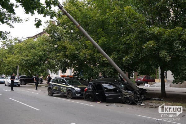 Двоє неповнолітніх криворожанок постраждали в ДТП, де легковик зніс електроопору