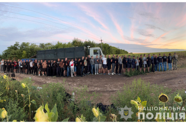 Пытались пересечь границу в кузове грузовика: полиция задержала 48 украинцев