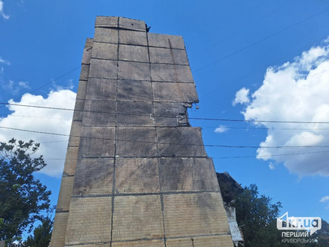 В многоэтажке Кривого Рога, в которую год назад попала вражеская ракета, начались демонтажные работы