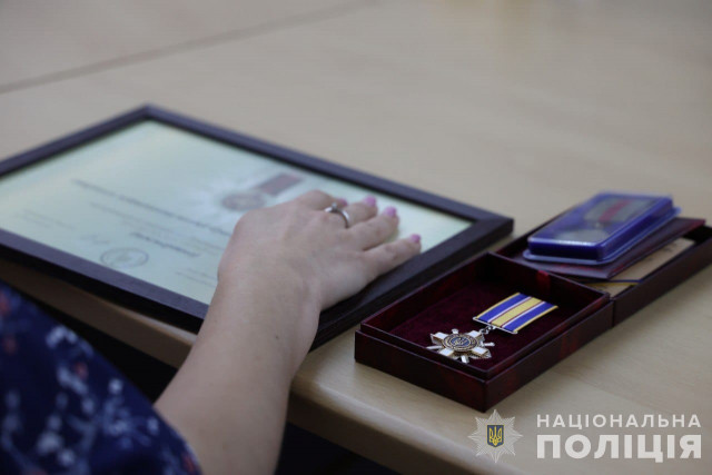 Родини Дніпропетровських загиблих поліцейських отримали Президентські відзнаки