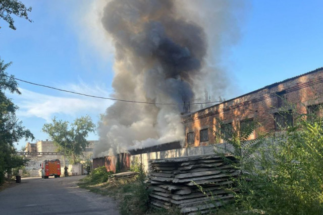 В Кривом Роге в районе автовокзала горел промышленный склад