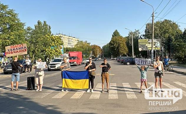 У північній частині Кривого Рогу провели флешмоб національної хвилини мовчання