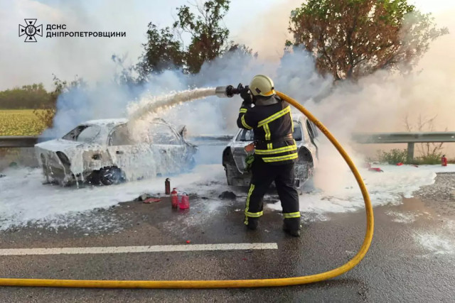 На Дніпропетровщині зіштовхнулися і зайнялися дві автівки: загинув чоловік