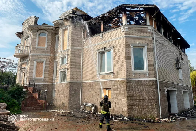 Горів житловий будинок: окупанти атакували Нікополь