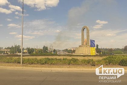 В Кривом Роге масштабный пожар — горит сухая трава