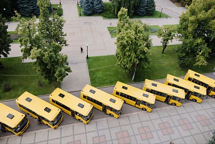 Десять новых школьных автобусов передали громадам Днепропетровщины