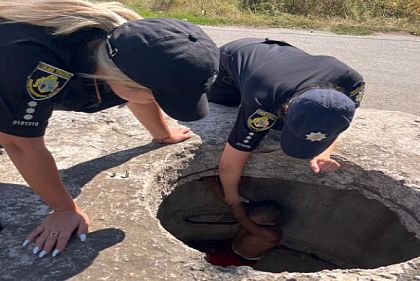 На Днепропетровщине полицейские помогли 11-летнему мальчику выбраться из технического колодца
