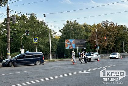 На перекрестке Кривого Рога столкнулись две легковушки