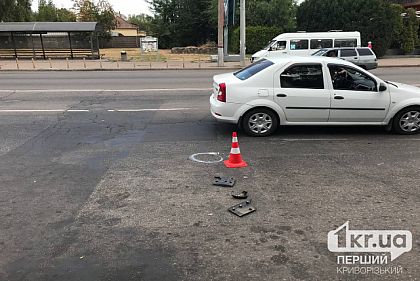 В Кривом Роге произошло ДТП: легковушка зацепила припаркованный бус