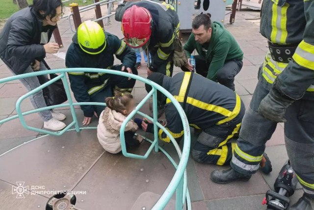 Криворожские спасатели достали девочку, застрявшую на качелях