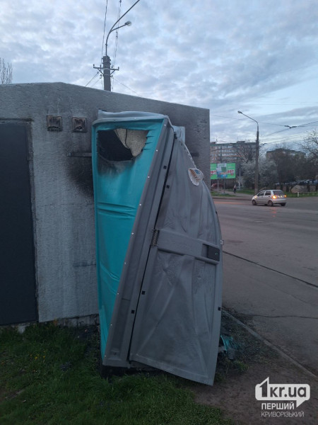 Невідомі спалили туалет біля укриття у Кривому Розі