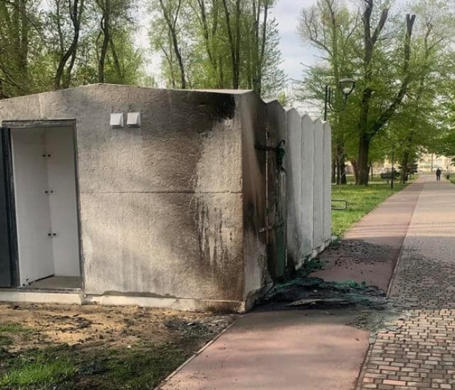 У Кривому Розі невідомі спалили туалет біля модульного укриття в Гданцівському парку